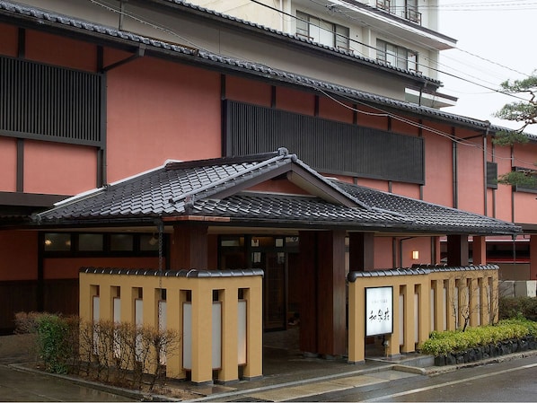 A traditional Japanese building with a tiled roof and a wooden entrance gate. - Asama Onsen Izumiso (Matsumoto)