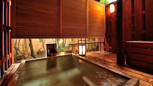A wooden spa area with a hot tub, wooden benches, and lanterns. - Asama Onsen Izumiso (Matsumoto)