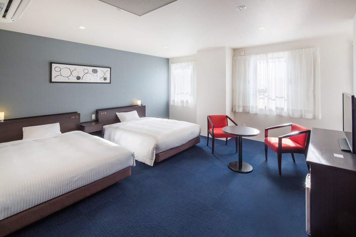 Deluxe Twin Room, Smoking | In-room safe, desk, free WiFi, bed sheets