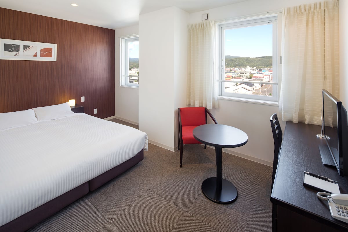 In-room safe, desk, free WiFi, bed sheets