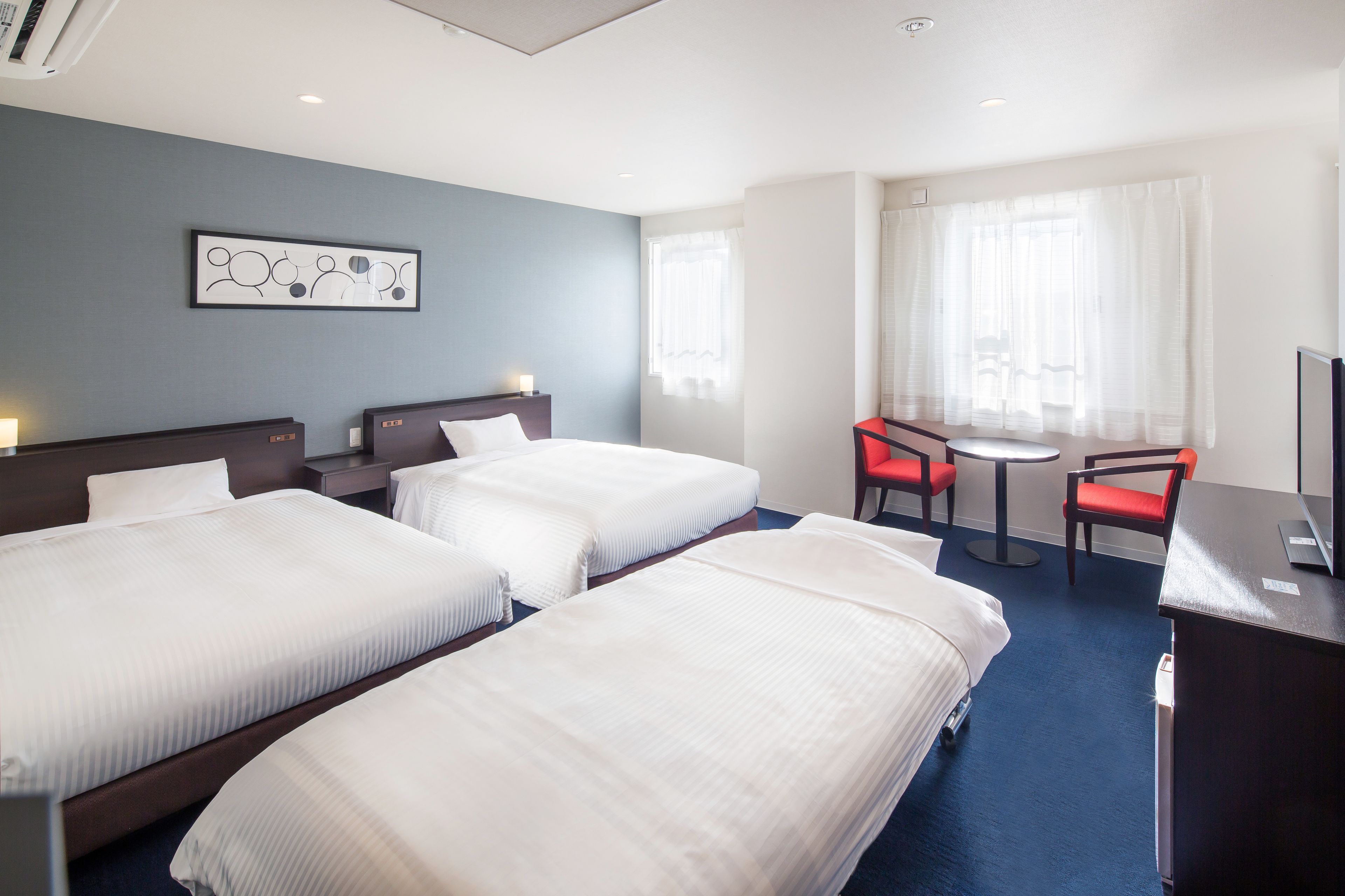 deluxe twin room, smoking | in-room safe, desk, free wifi, bed sheets