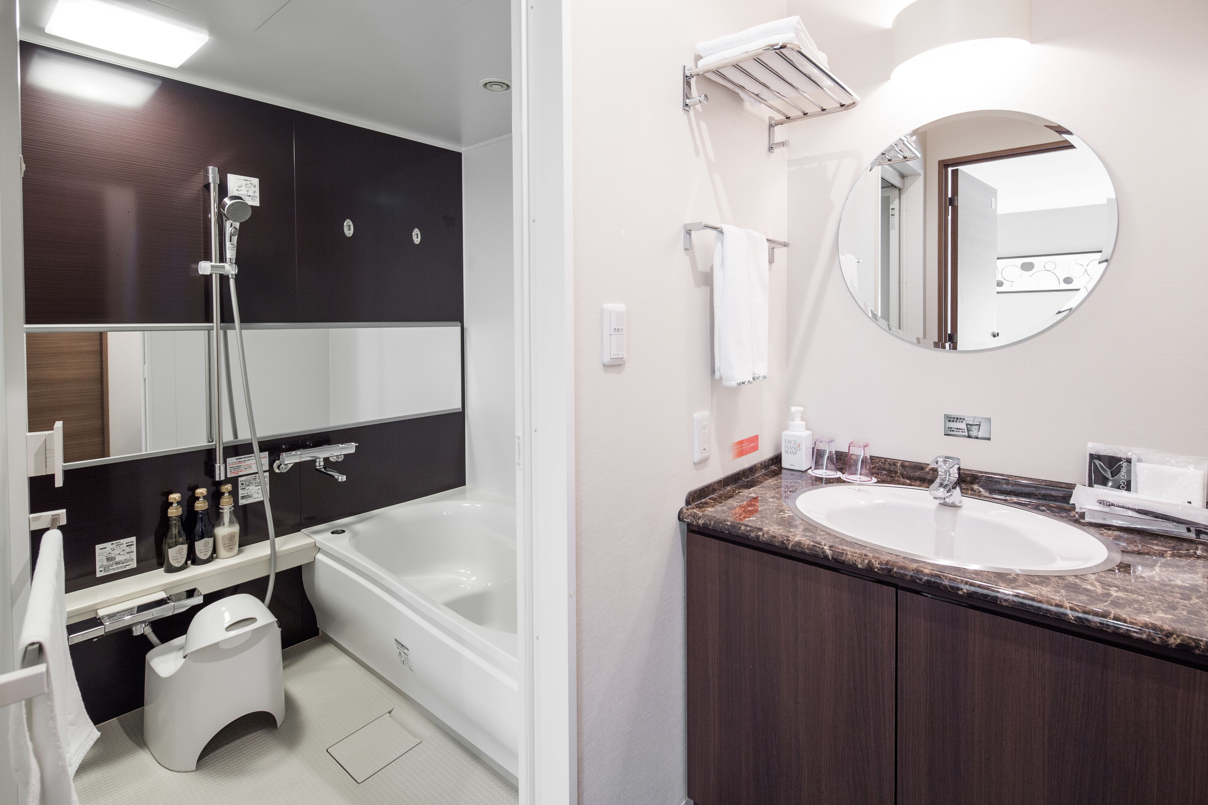 deluxe twin room, smoking | bathroom | combined shower/bathtub, free toiletries, hair dryer, slippers