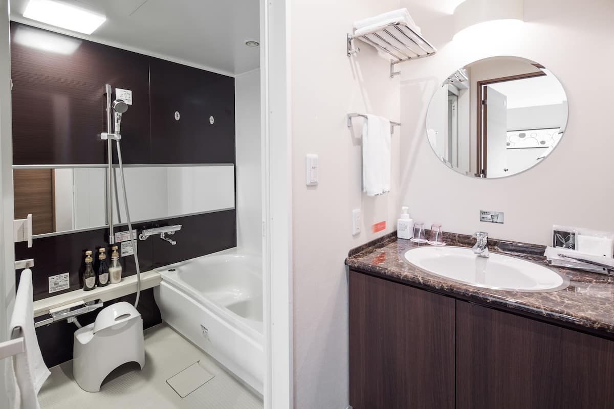 deluxe twin room, smoking | bathroom | combined shower/bathtub, free toiletries, hair dryer, slippers