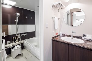 Bañera con ducha, artículos de tocador gratuitos, secador de pelo