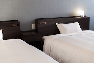 Habitación Deluxe con 2 camas individuales, fumadores | Caja fuerte, escritorio, wifi gratis y ropa de cama