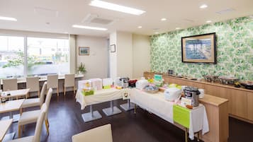 Petit déjeuner buffet (1500 JPY par personne)