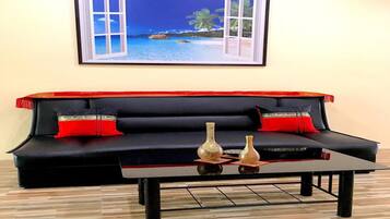 Deluxe Double Room | Ruang tamu | 36 inci televisyen skrin rata dengan satelit, TV