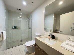Apartemen, 2 kamar tidur (V411) | Kamar mandi | Shower, perlengkapan mandi gratis, pengering rambut, dan handuk