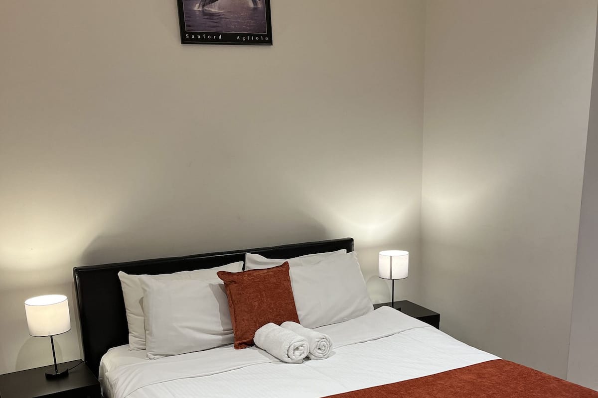 Departamento empresarial (V413) | 1 habitación, decoración personalizada y muebles diferentes