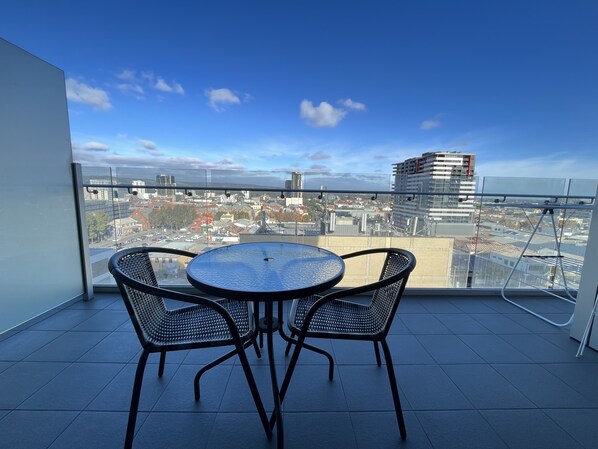 Apartment with a View (V812) | Terrace/patio - Tasha's Apartments on Morphett (Adelaide)