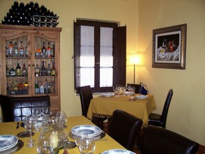 Bữa sáng kiểu Âu hàng ngày (7 EUR/mỗi người) 