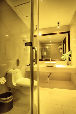 Eenvoudige tweepersoonskamer | Badkamer | Een douche, gratis toiletartikelen, een haardroger, pantoffels