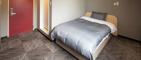 Habitación básica, para no fumadores | Edredón, caja de seguridad en la habitación, wifi gratis y ropa de cama