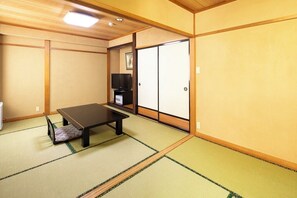 Habitación básica, para no fumadores | Edredón, caja de seguridad en la habitación, wifi gratis y ropa de cama 