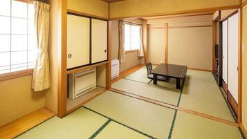 Basic Room, Non Smoking | Down comforters, in-room safe, free WiFi, bed sheets