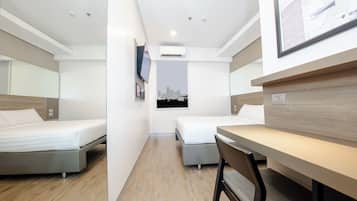 Una habitación de hotel moderna con dos camas, un escritorio y una silla.