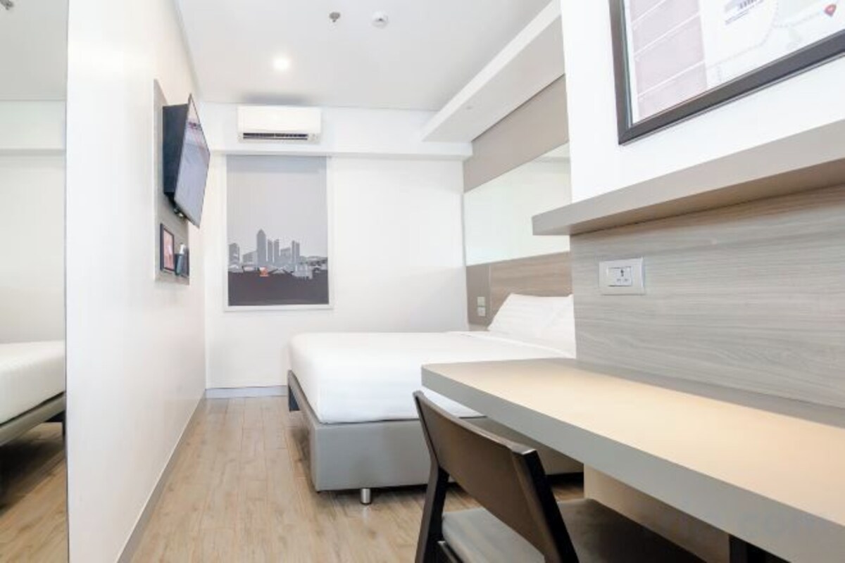 Premium bedding, in-room safe, desk, laptop workspace