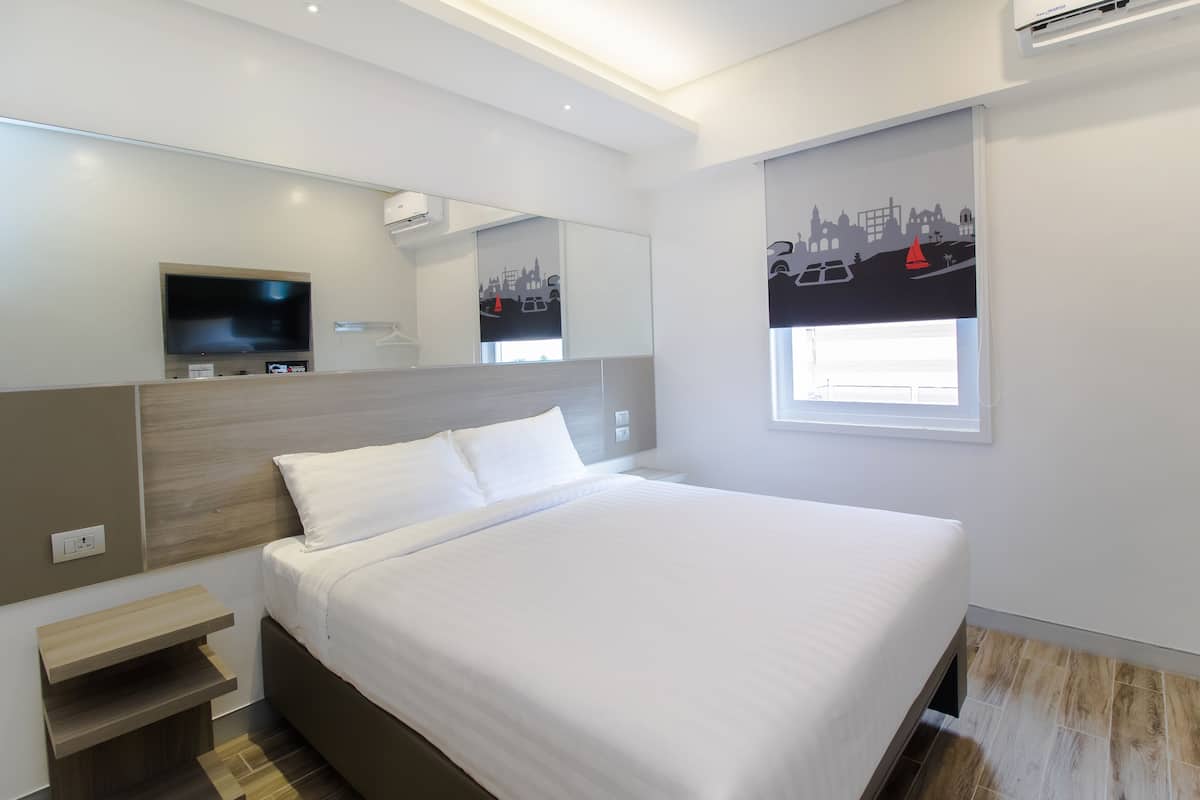 Ropa de cama de alta calidad y caja de seguridad en la habitación