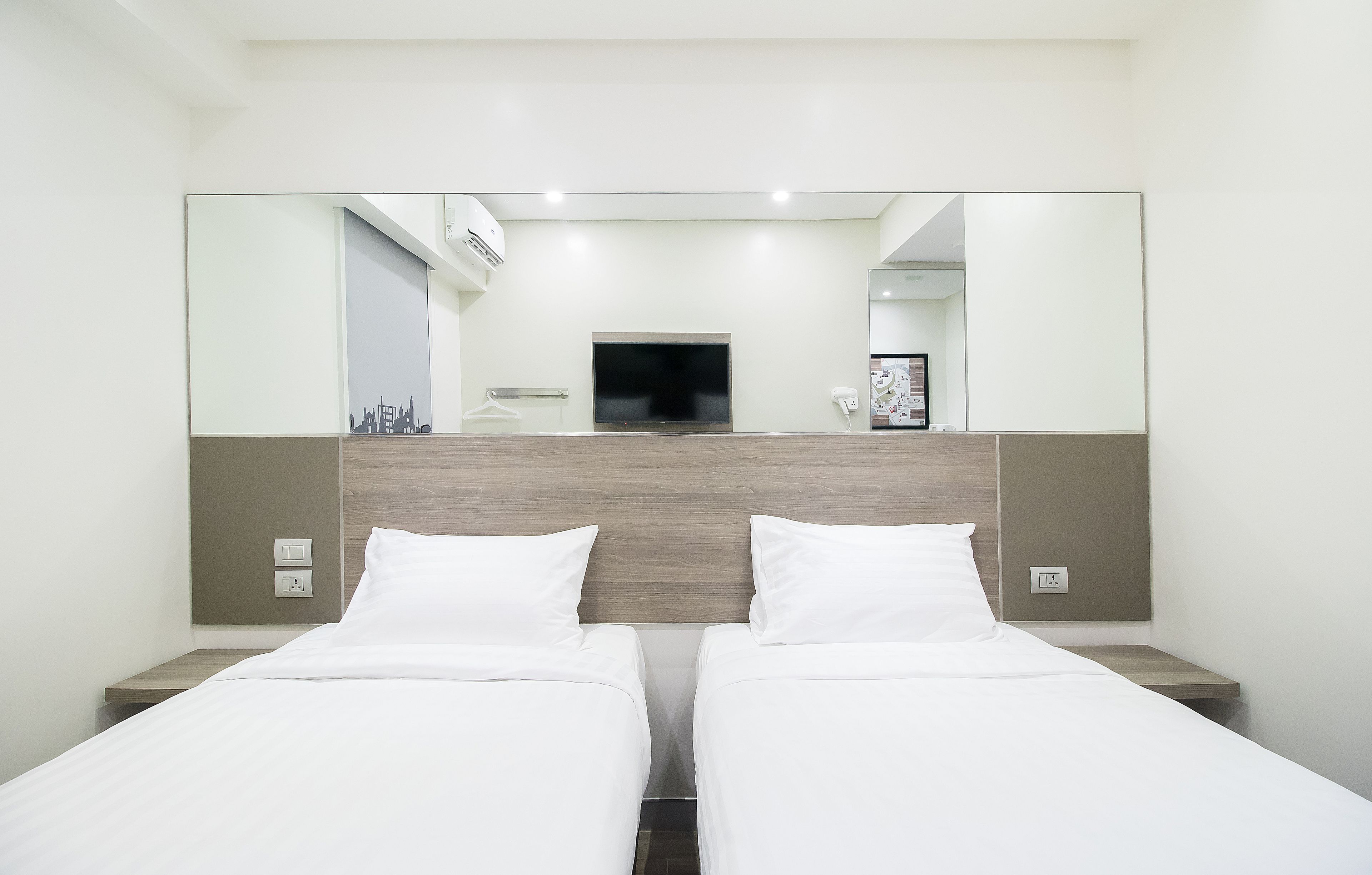 premium bedding, in-room safe, desk, laptop workspace