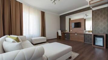 Suíte luxo, 2 quartos | Área de estar | TV LCD