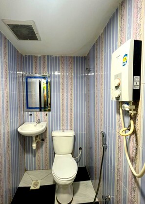 Triple Room | Bathroom | Shower, free toiletries, hair dryer, towels - Hartamas Business Hotel (Kuala Lumpur)