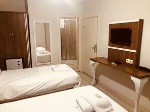 Standard Double or Twin Room, Partial Sea View | Pemandangan dari bilik