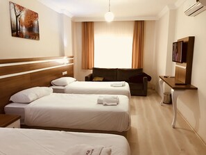 Family Room | Bar mini, langsir/tirai gelap terus, katil lipat simpan/tambahan