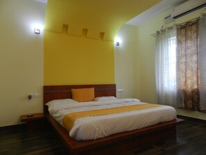 デラックス ルーム キングベッド 1 台 パークビュー | デスク、可動式ベッド、WiFi (無料)