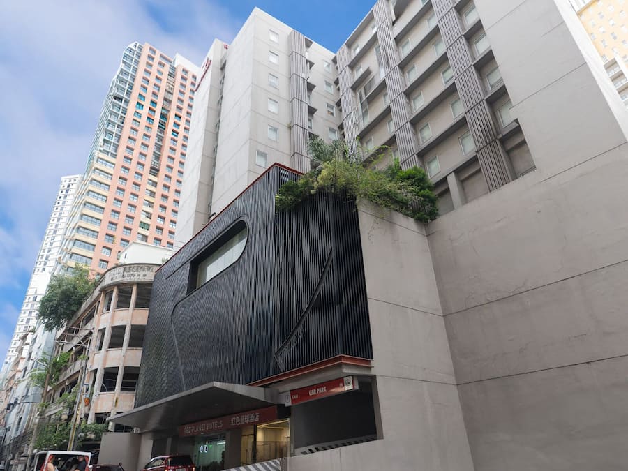 Vista frontal de la propiedad