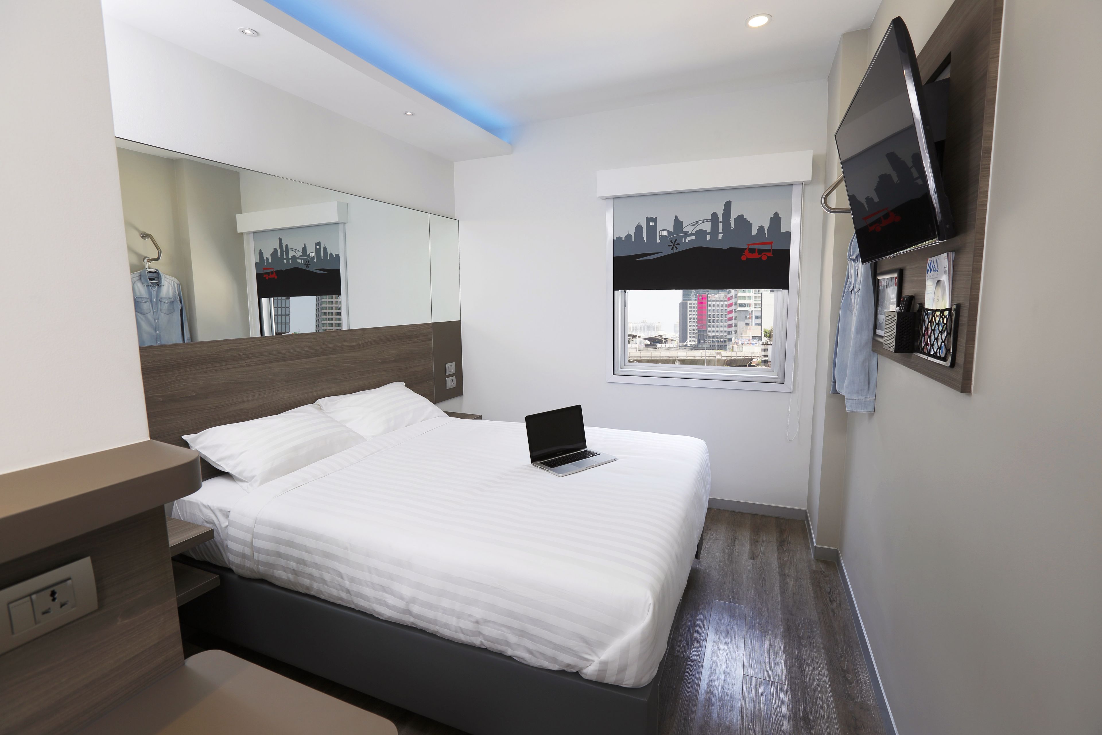 double room | premium bedding, in-room safe, desk, laptop workspace