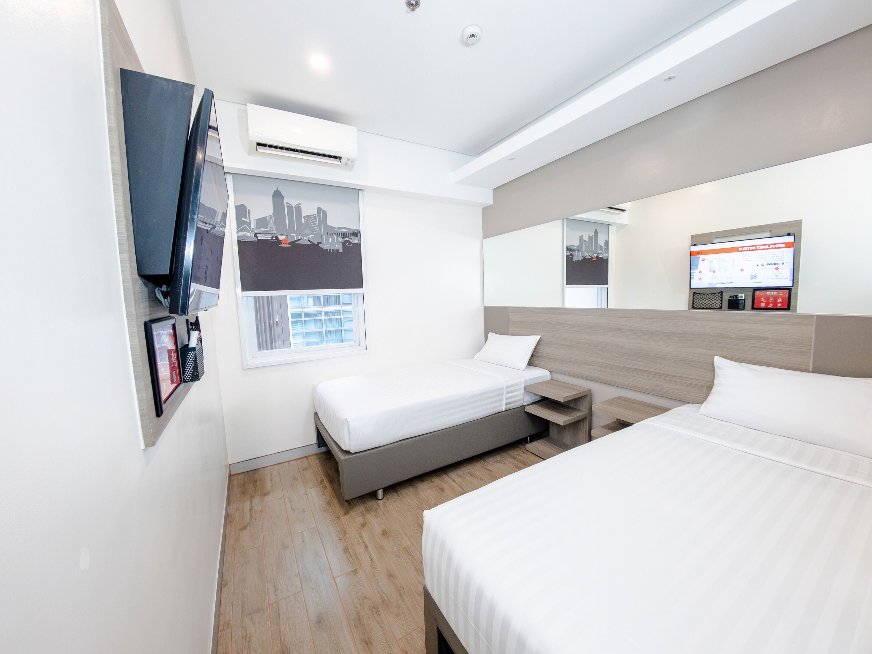 Twin Room | Premium bedding, in-room safe, desk, laptop workspace