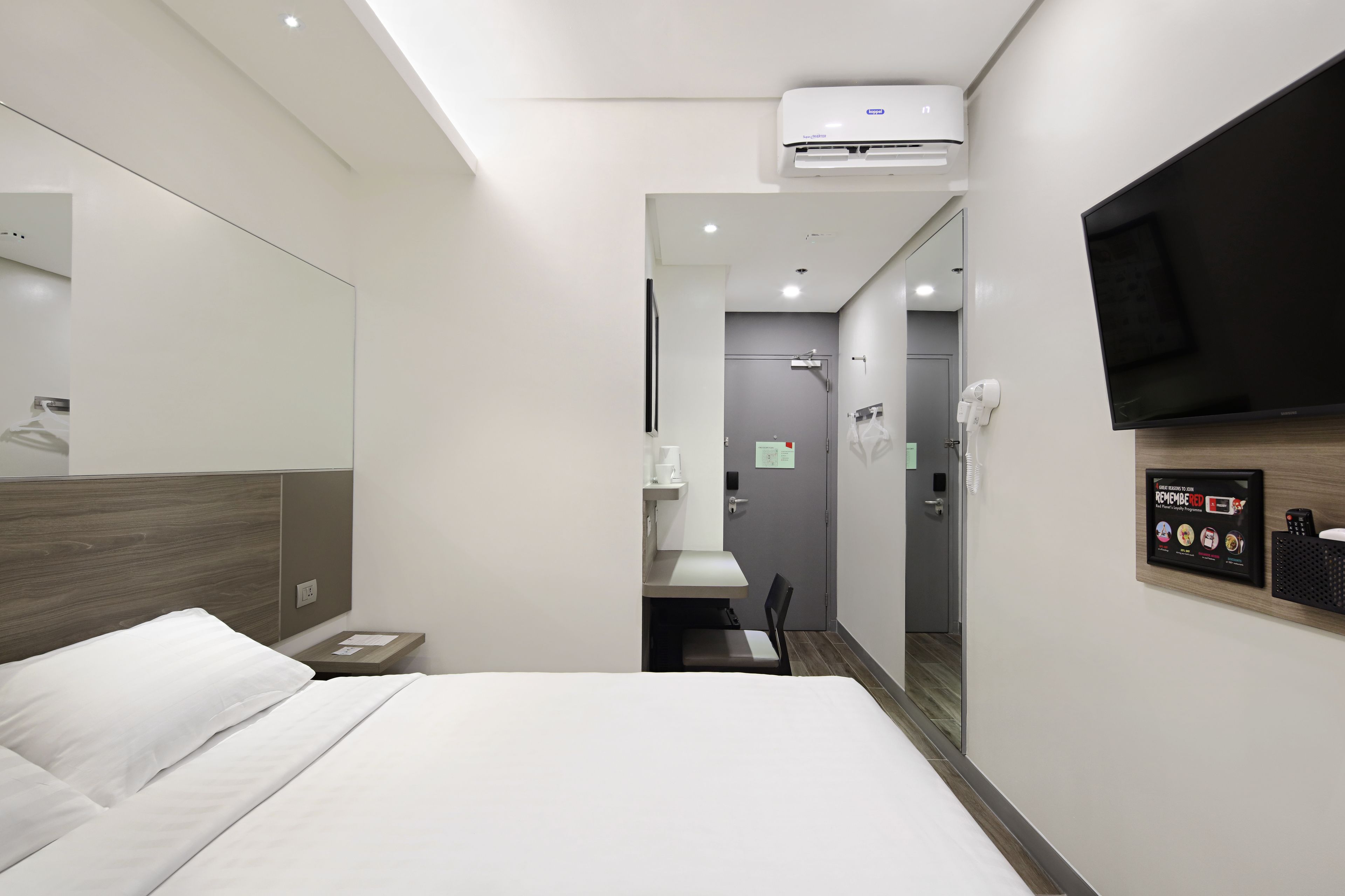 double room | premium bedding, in-room safe, desk, laptop workspace
