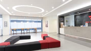 Coin salon dans le hall