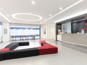 Lobby sitting area - Red Planet Manila Binondo (Manila)