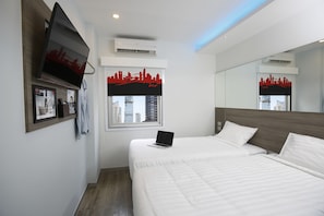 Quarto duplo | Roupas de cama premium, cofres nos quartos, escrivaninha