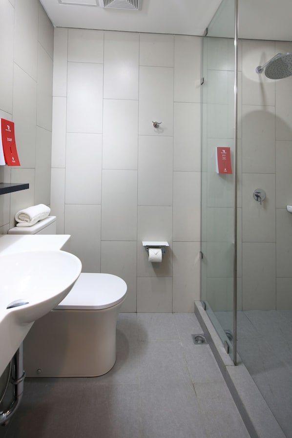 Shower, rainfall showerhead, hair dryer, bidet - Red Planet Manila Binondo (Manila)