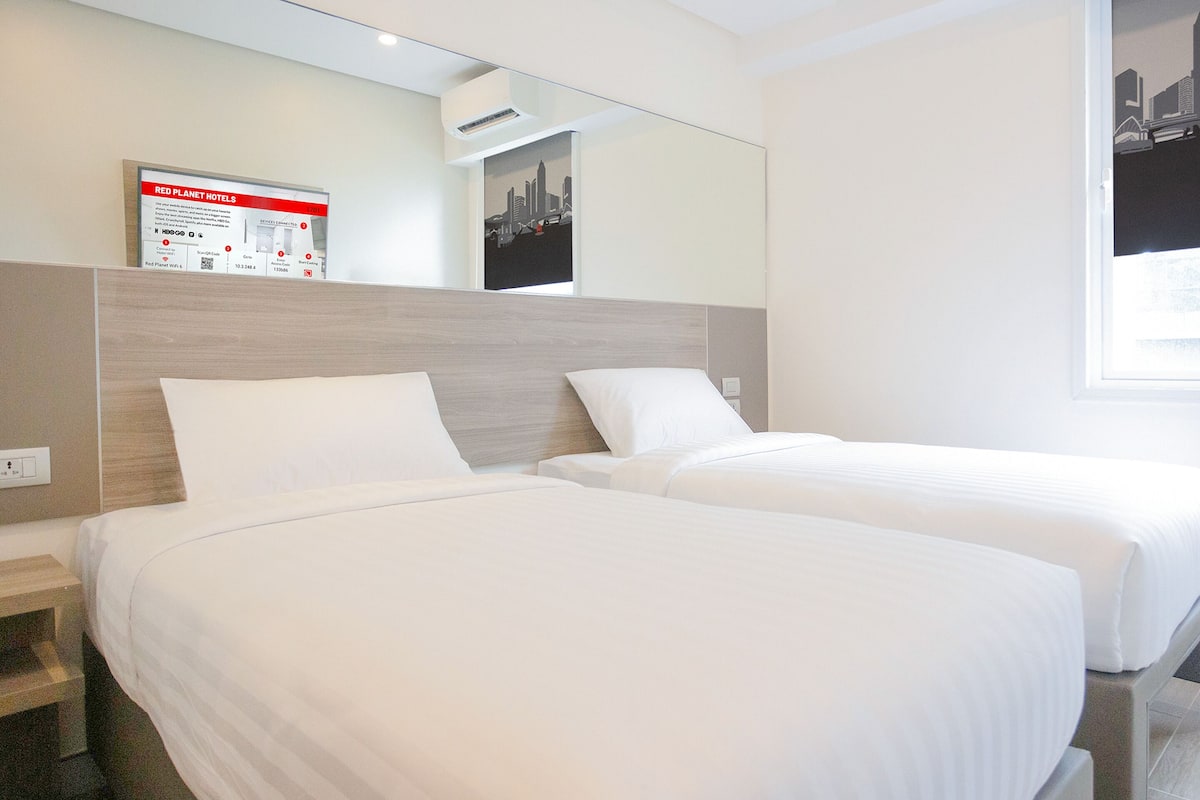 Premium bedding, in-room safe, desk, laptop workspace