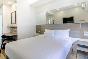Premium bedding, in-room safe, desk, laptop workspace - Red Planet Manila Binondo (Manila)