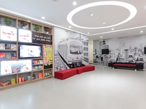 Lobby sitting area - Red Planet Manila Binondo (Manila)