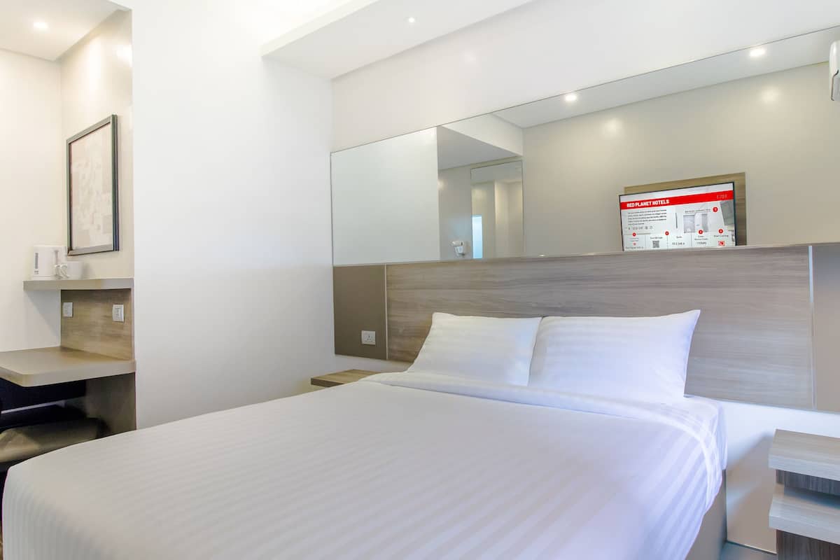 Quarto casal urbano | Roupas de cama premium, cofres nos quartos, escrivaninha