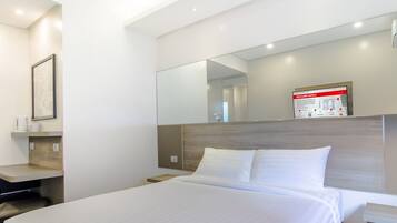 Habitación doble urbana | Ropa de cama de alta calidad y caja de seguridad en la habitación