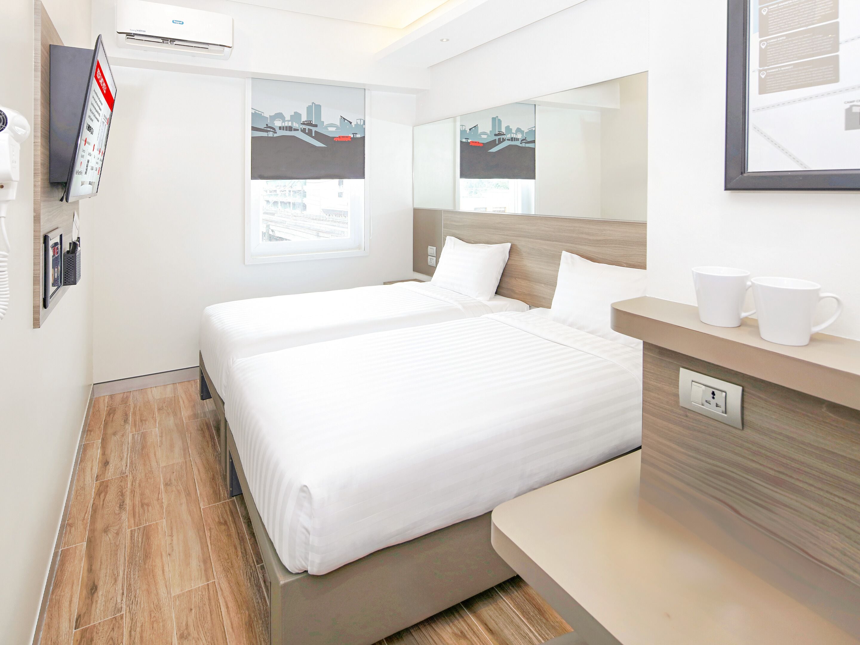 Habitación City con 2 camas individuales | Ropa de cama de alta calidad, caja fuerte, escritorio