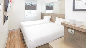 Habitación City con 2 camas individuales | Ropa de cama de alta calidad, caja fuerte, escritorio