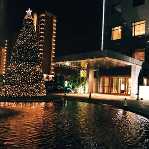 Fachada de la propiedad por la tarde o noche