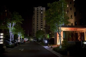Voorkant accommodatie - avond/nacht