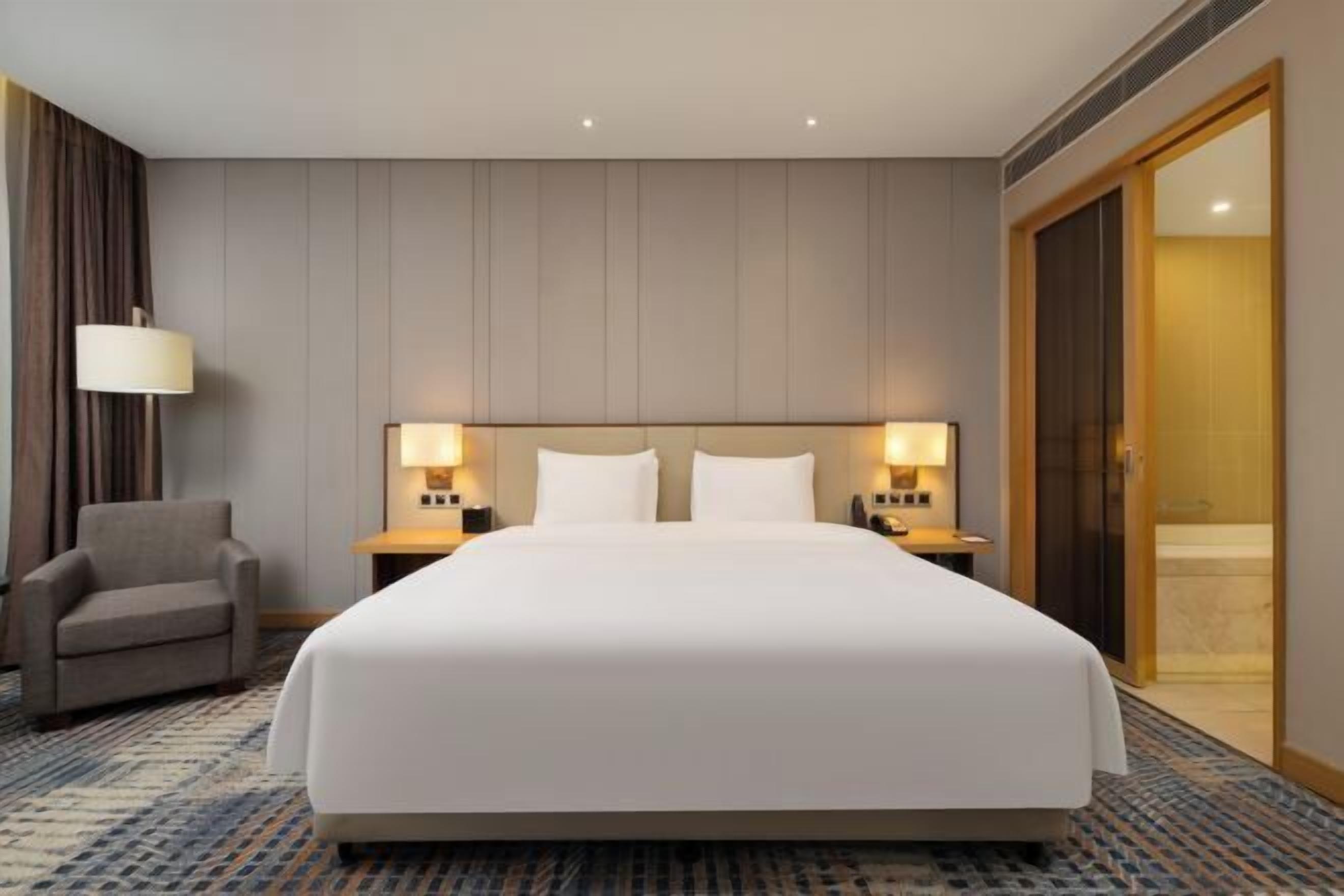 Minibar, safe på rommet, skrivebord og blendingsgardiner