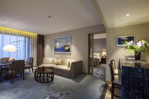 Deluxe Suite  | Minibar, in-room safe, desk, blackout drapes - WOJO Hotel (Shaoxing)