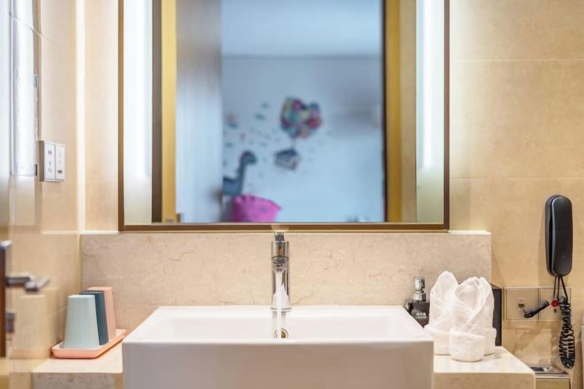 Een douche, gratis toiletartikelen, een haardroger, badjassen