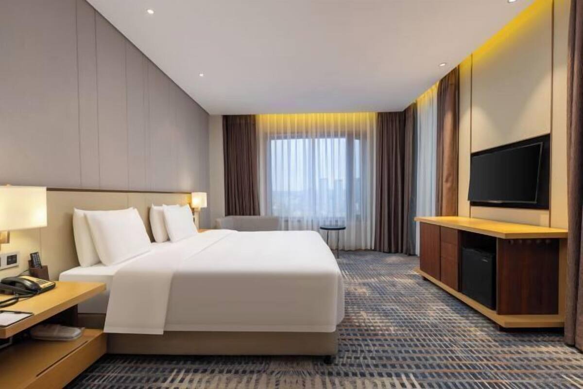 Minibar, safe på rommet, skrivebord og blendingsgardiner