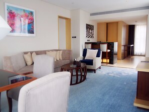 Premier Suite  | Minibar, in-room safe, desk, blackout drapes - WOJO Hotel (Shaoxing)